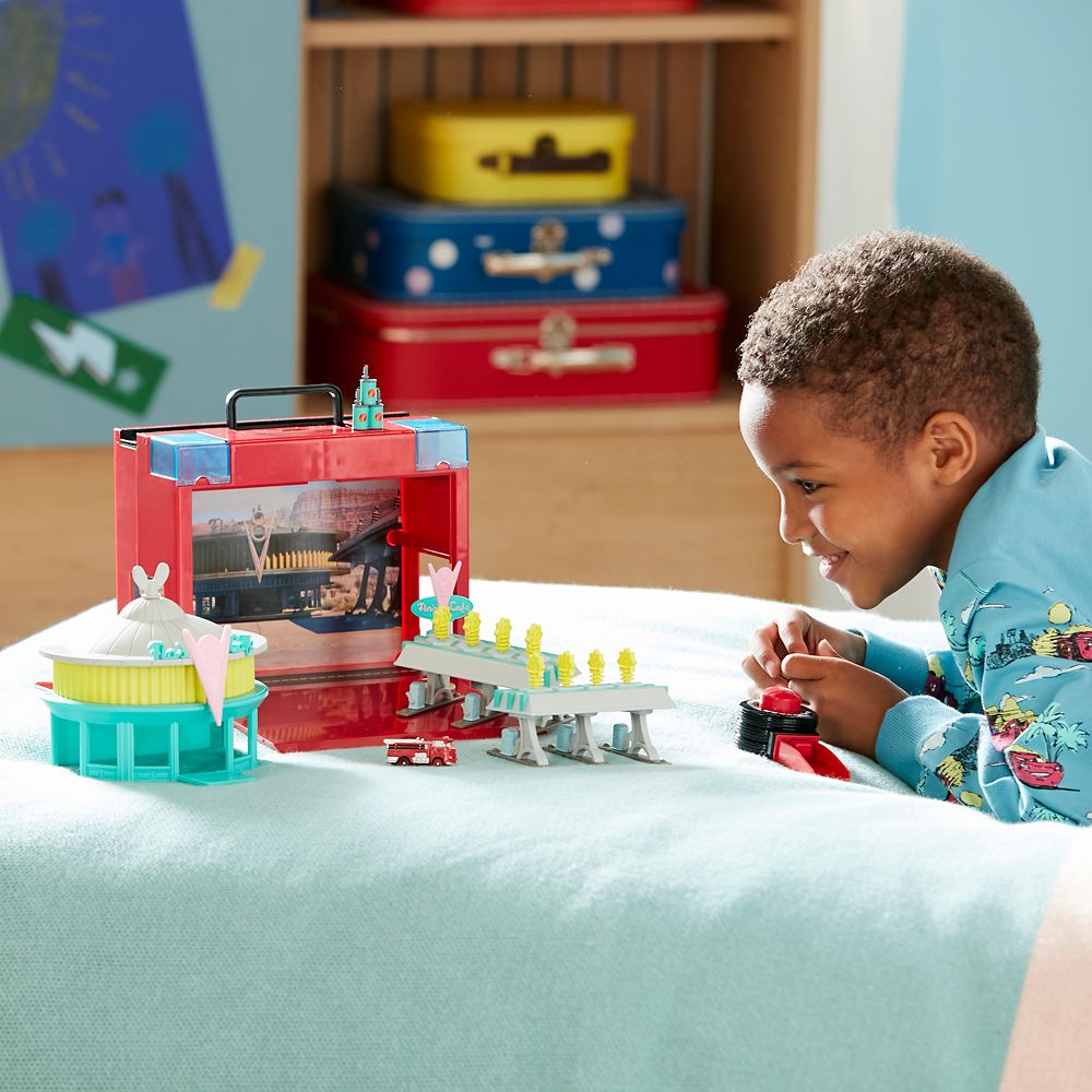 Flo's V8 Cafe On-the-Go Play Set &ndash; Cars