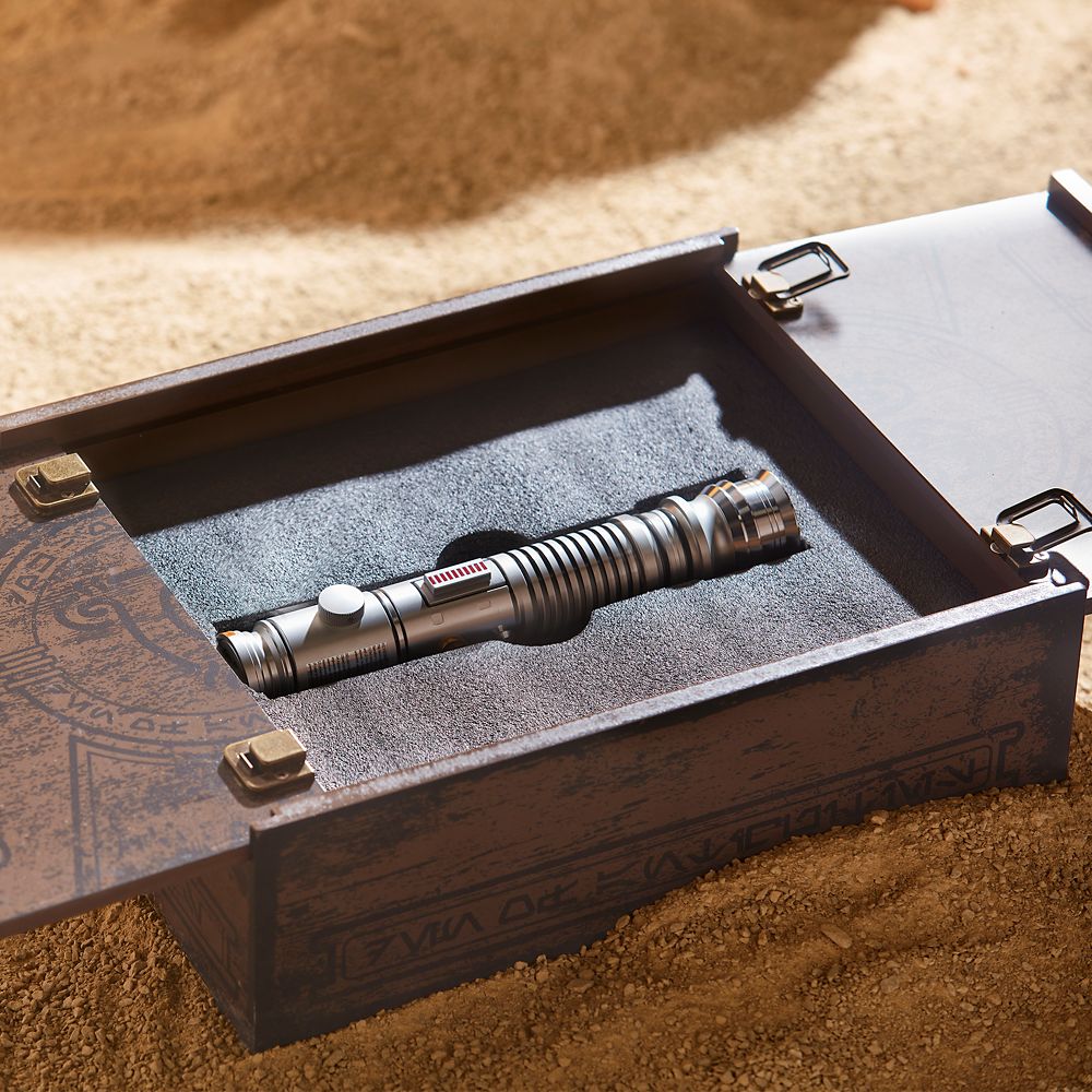 The Hilt of a Jedi Ki-Adi-Mundi LIGHTSABER Hilt Set &ndash; Star Wars: Galaxy's Edge &ndash; Limited Edition