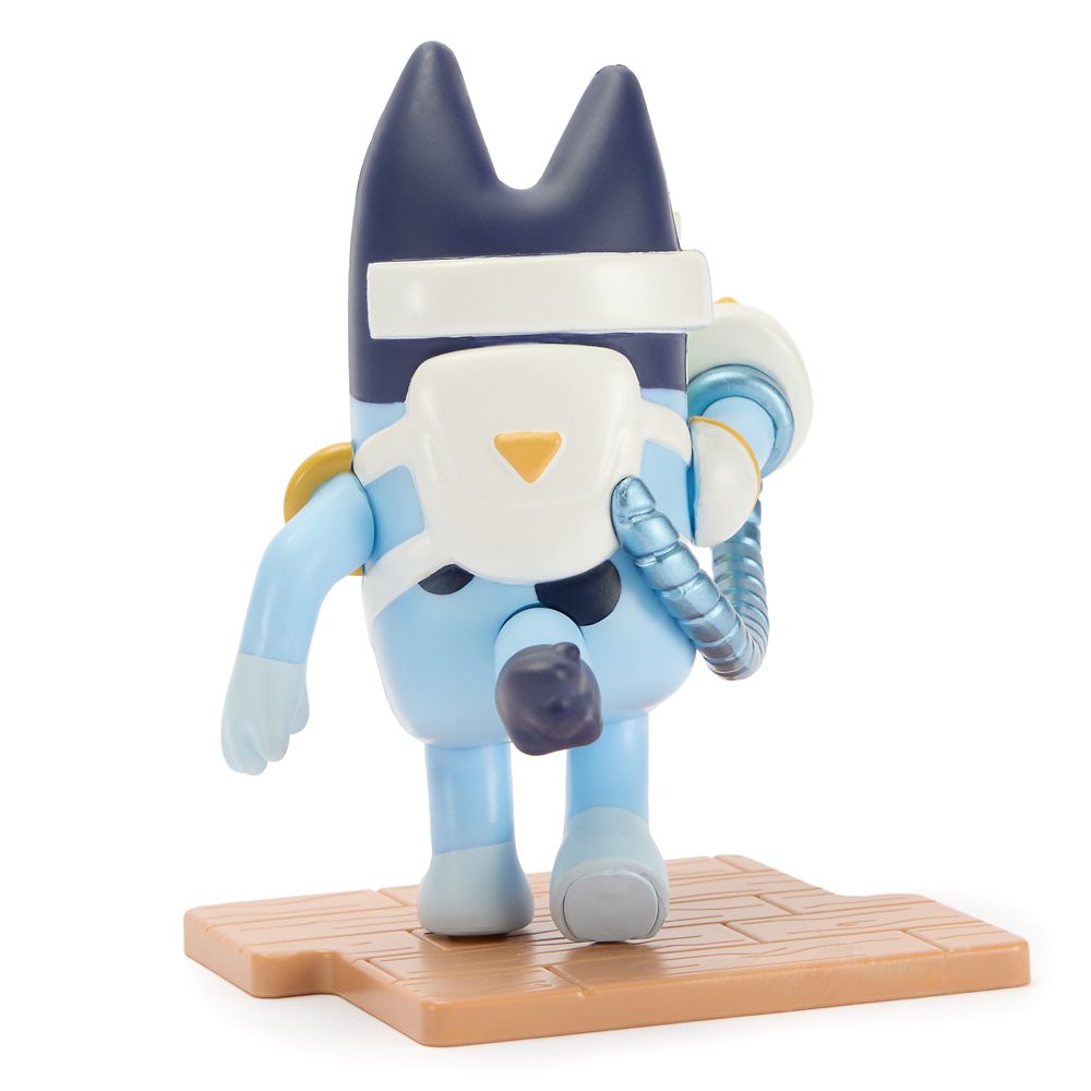 Bluey Studio Collection Figure &ndash; Surprise Blaster Bluey