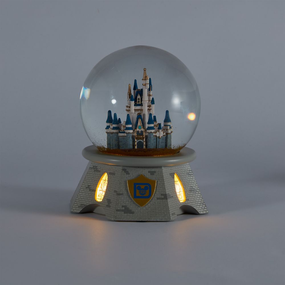 Cinderella Castle Light-Up Snow Globe &ndash; Walt Disney World