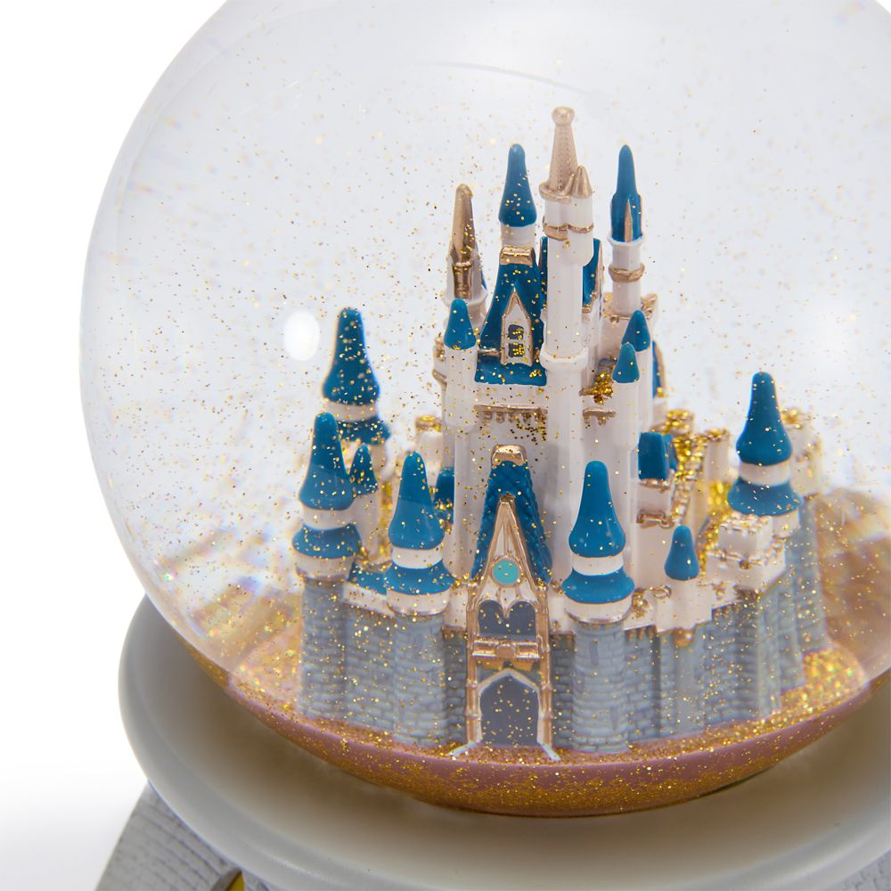 Cinderella Castle Light-Up Snow Globe &ndash; Walt Disney World