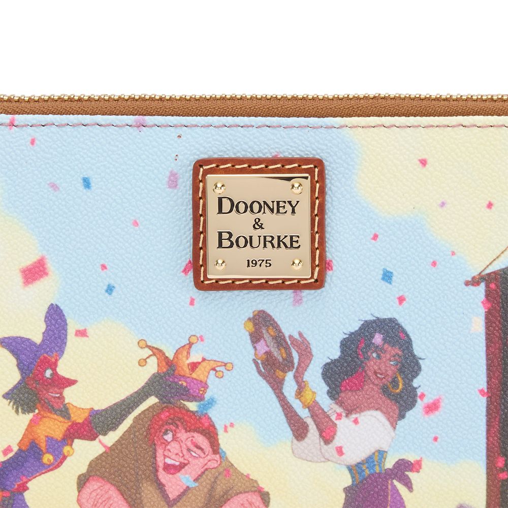 Кошельки Dooney & Bourke The Hunchback of Notre Dame 30th Anniversary Dooney & Bourke Wristlet Wallet – D23: The Ultimate Disney Fan Event — фото 5