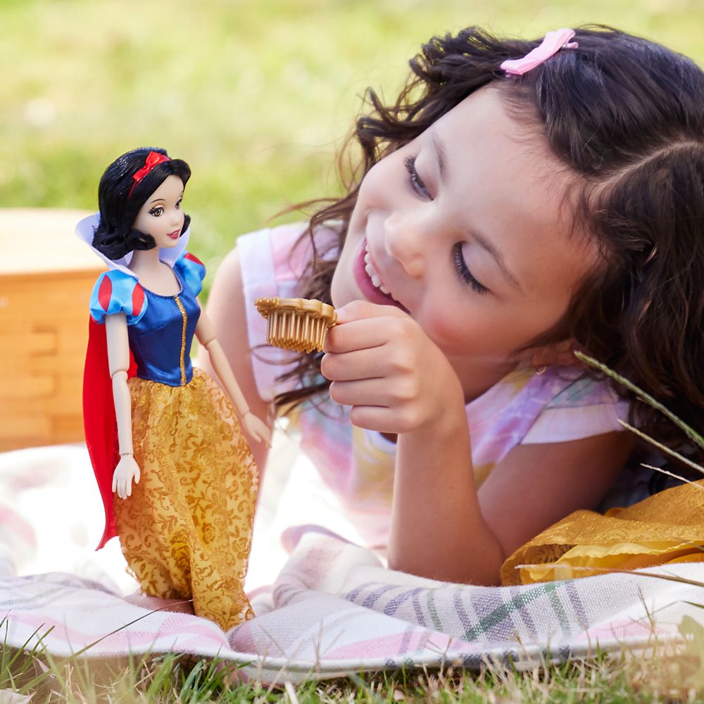 Snow White Classic Doll &ndash; 11 1/2''