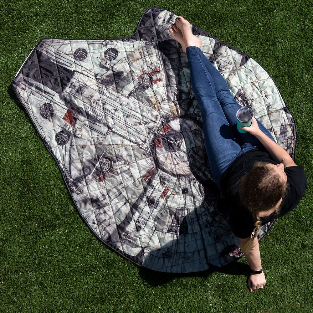 Millennium Falcon Picnic Blanket and Chewbacca Messenger Bag &ndash; Star Wars