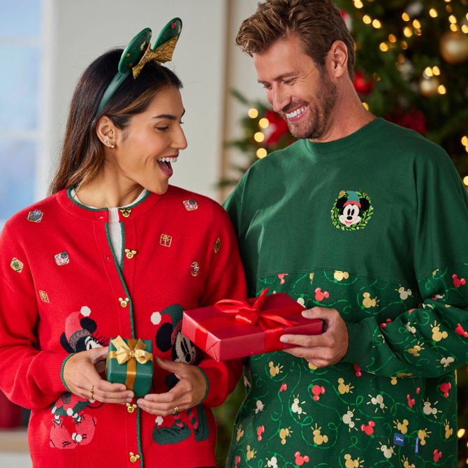 Background image of Mickey Family Christmas Collection